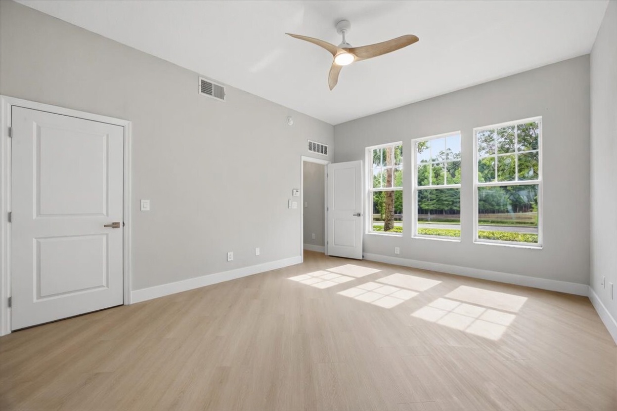 An expansive, light-soaked retreat